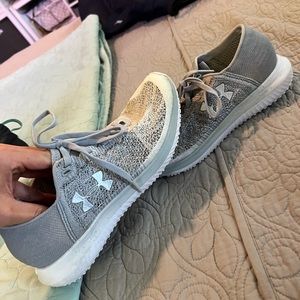 Underamor gray and white tennis shoe